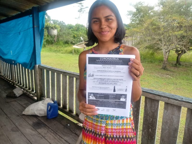 Distribuição do folheto nas comunidades ribeirinhas com o apoio da Associação das Comunidades das Glebas Trombetas e Sapucuá (Acomtags). Foto: Evanilson Marinho